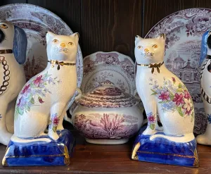 HTF Pair Periwinkle Blue & Purple Flowers Chintz English Transferware Staffordshire Mantle Cats w/ Bows RARE