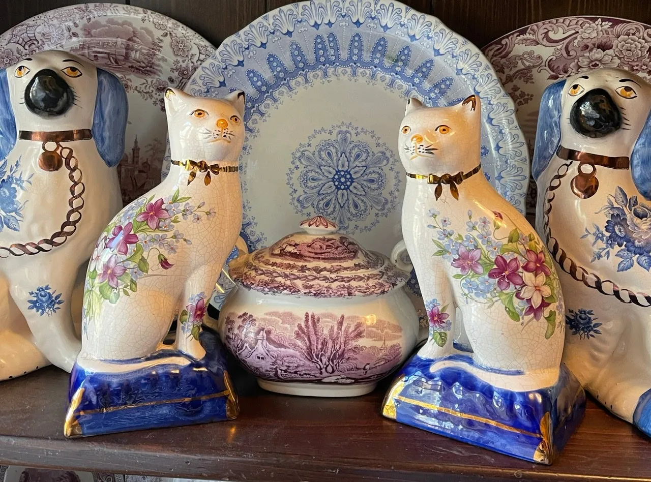 HTF Pair Periwinkle Blue & Purple Flowers Chintz English Transferware Staffordshire Mantle Cats w/ Bows RARE