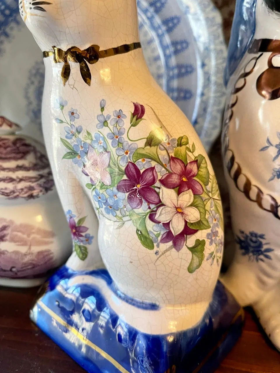 HTF Pair Periwinkle Blue & Purple Flowers Chintz English Transferware Staffordshire Mantle Cats w/ Bows RARE