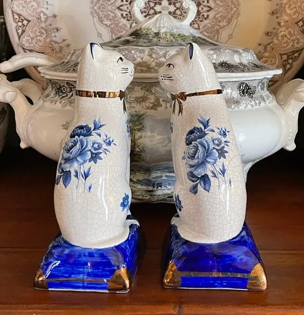 Vintage Pair Blue & White Chinoiserie Floral English Transferware Staffordshire Mantle Cats w/ Bows RARE